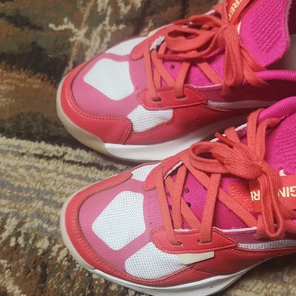 Jordan Athletic Shoes Pink and White - Picture 6 of 11